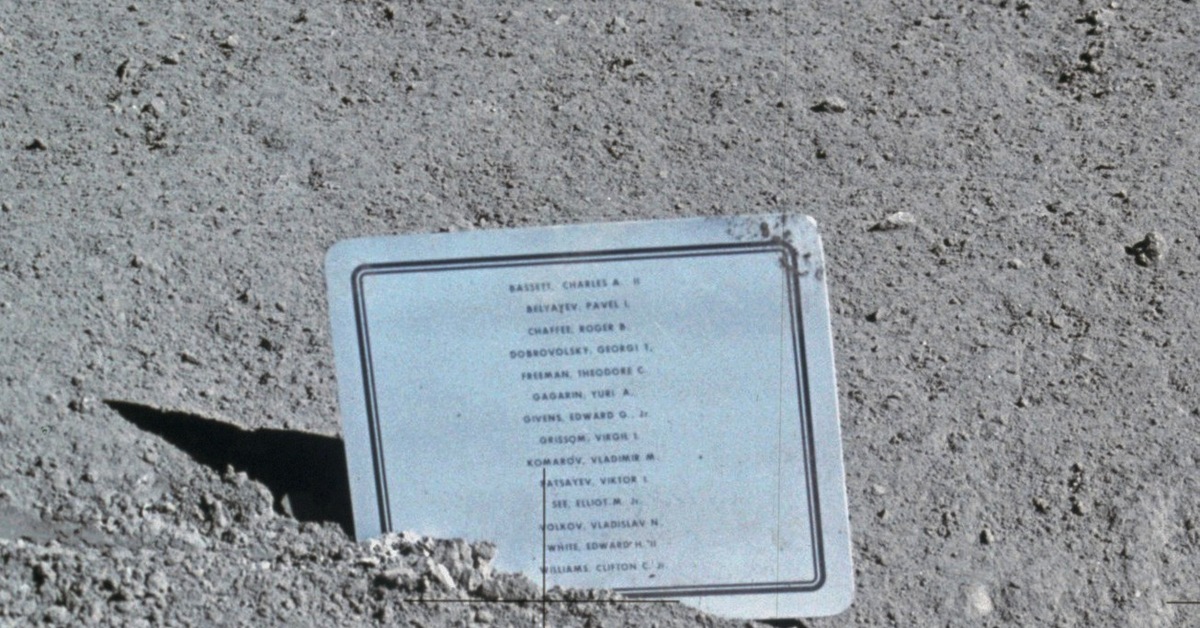 Табличка пала. Памятник на Луне погибшим космонавтам. Памятник погибшим астронавтам на Луне. Луна скульптура. Табличка на Луне.