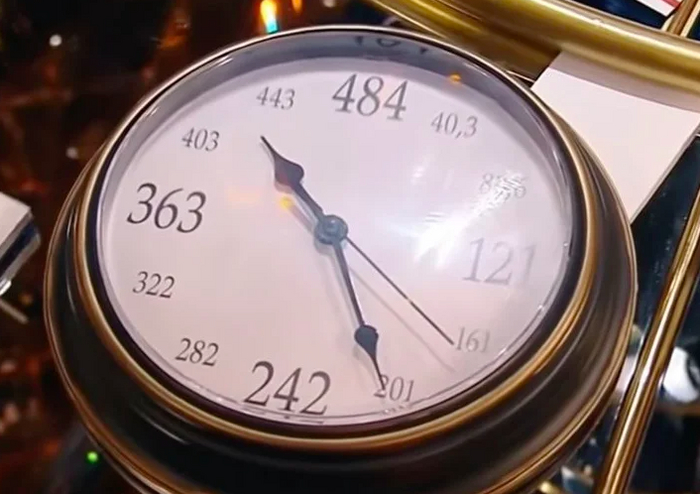 Что за циферблат такой у этих часов. Но эти цифры не просто так