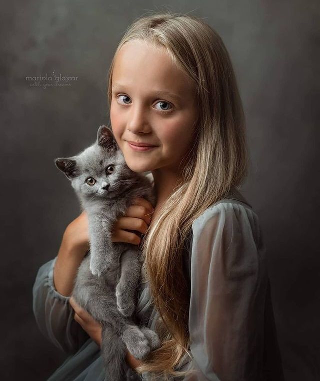 Котенок и его девочка | Пикабу