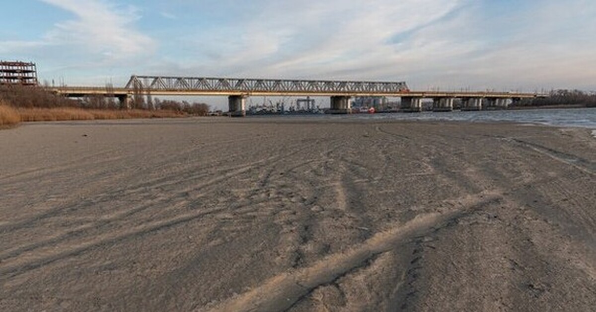 Уровень в дону на сегодня ростове. Обмеление Дона в Ростове на Дону. Обмеление Дона 2022. Обмеление реки Дон. Река Дон обмелела.