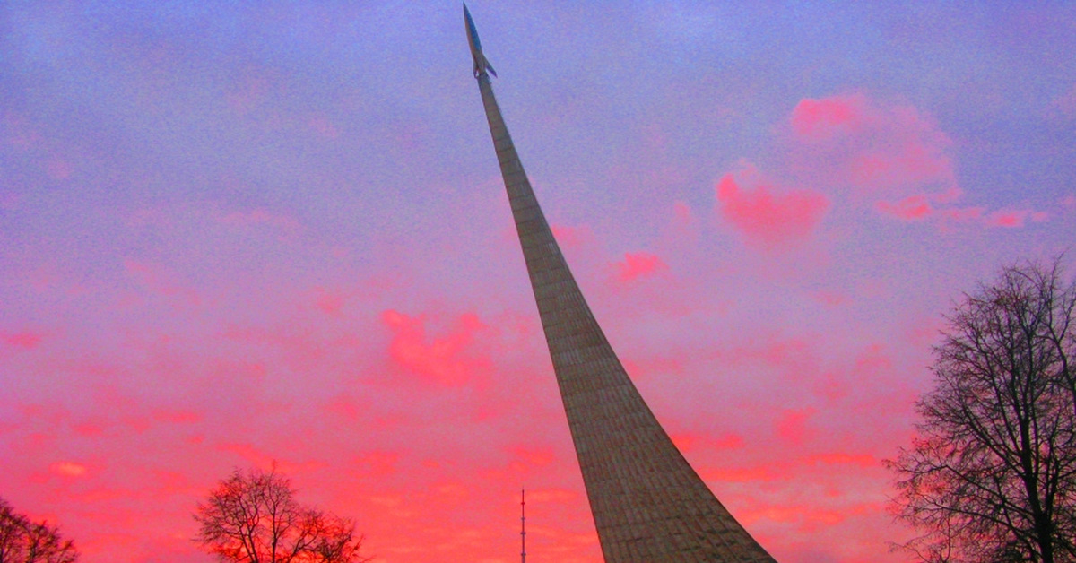 Памятник космосу. Памятник-Обелиск «покорителям космоса» — Москва. Монумент покорителям космоса в Москве. Памятник-монумент покорителям космоса у ВДНХ В Москве. Музей космонавтики Москва покорителям космоса.