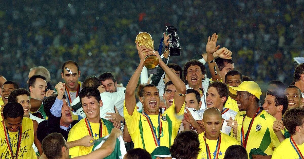 Бразилия сколько раз чемпионом по футболу. Сборная Бразилии 2002. Бразилия футбол 2002.