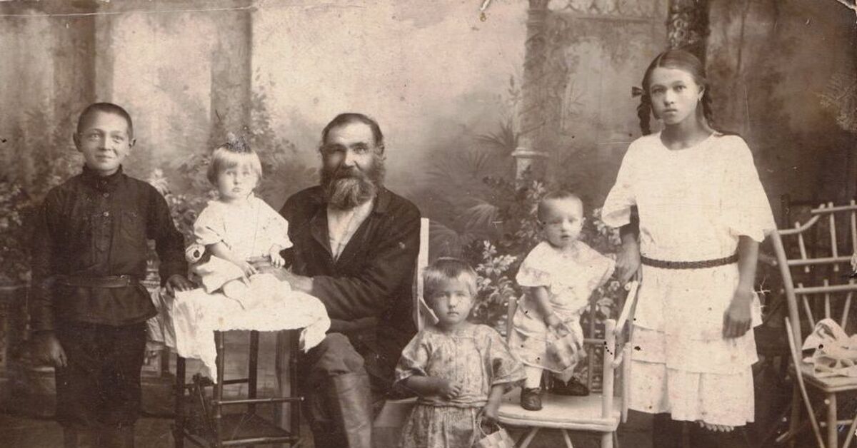 Старое фото семьи. Старинные семейные снимки. Довоенные семейные портреты. Старые семейные фотографии. Старинные фотографии семьи.