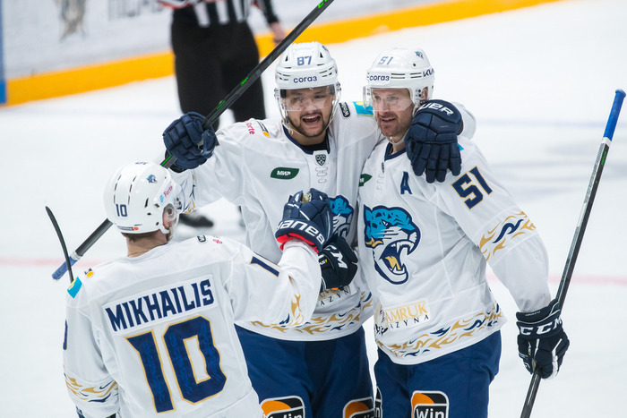 Покер. Алекс Грант стал первым защитником в истории КХЛ, забросившим четыре шайбы в одном матче