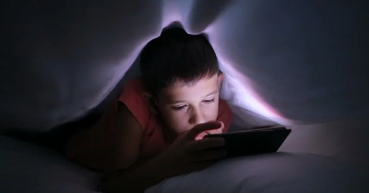 Что сделал мальчик перед сном. Человек в телефоне ночью. Телефон под одеялом. Человек под одеялом с телефоном. Чтение под одеялом с фонариком.