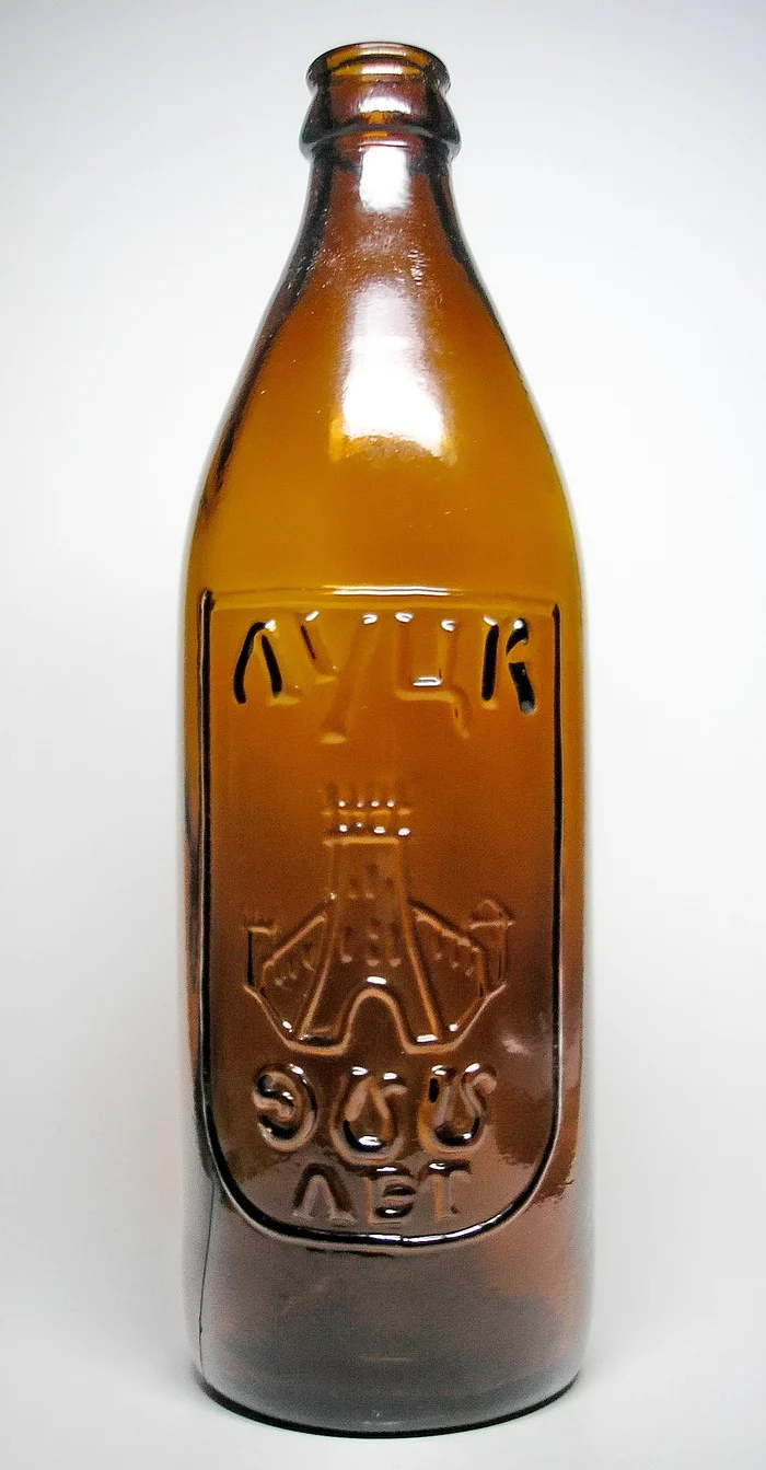 Бутылочки ссср. Советские бутылки. Юбилейные советские бутылки. Бутылка Юбилейная. Редкие советские бутылки.