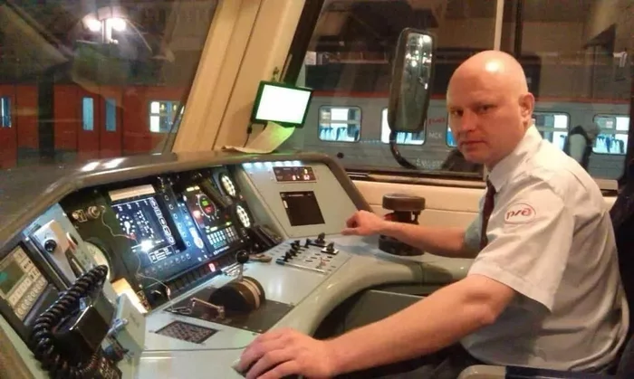 Тёплая история из холодной Сибири. Машинист поезда спас с путей замёрзшую девочку Сибирь, Машинист, Дети, Зима, Спасение