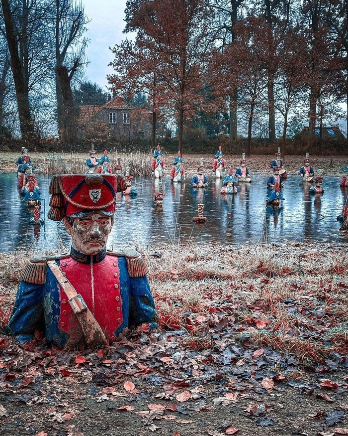 Заброшенные солдаты в тематическом парке в Бельгии