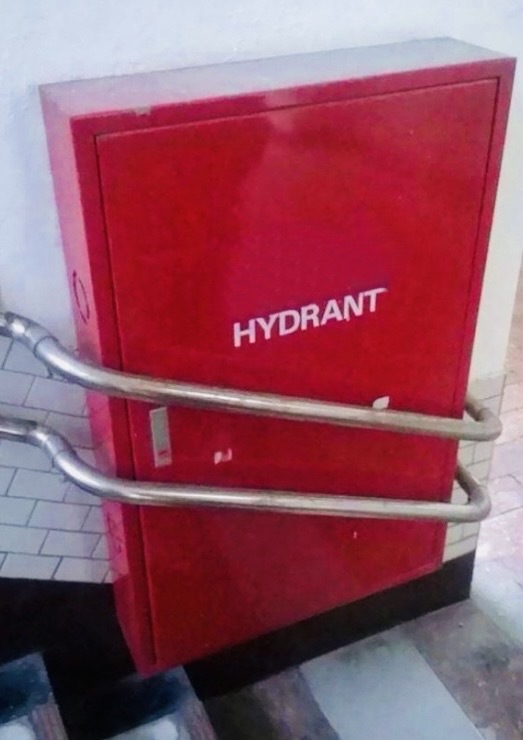 В случае пожара выломайте перила...