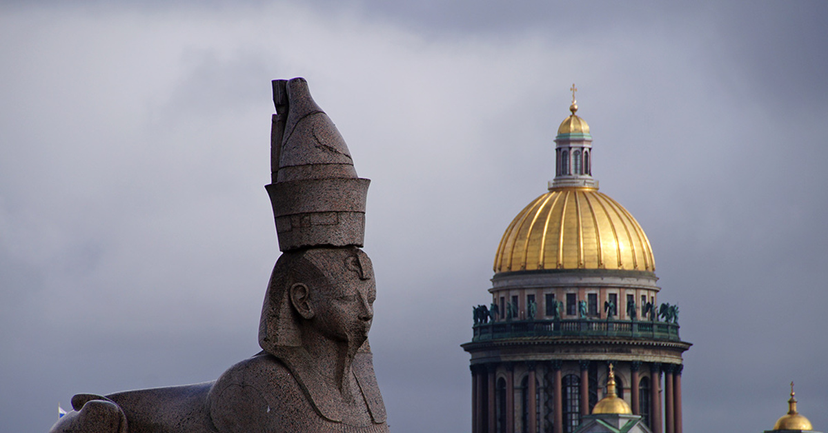 Сфинксы в санкт петербурге. Египетские сфинксы в Санкт-Петербурге на Университетской набережной. Сфинксы на Университетской набережной. Сфинксы Аменхотепа III на Университетской набережной. Сфинксы в Питере на Университетской набережной.