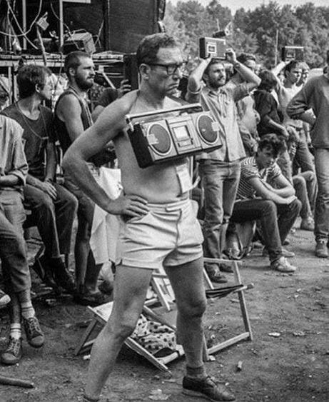 Рок-фанаты записывают живой концерт на кассетные магнитофоны, 1980-е