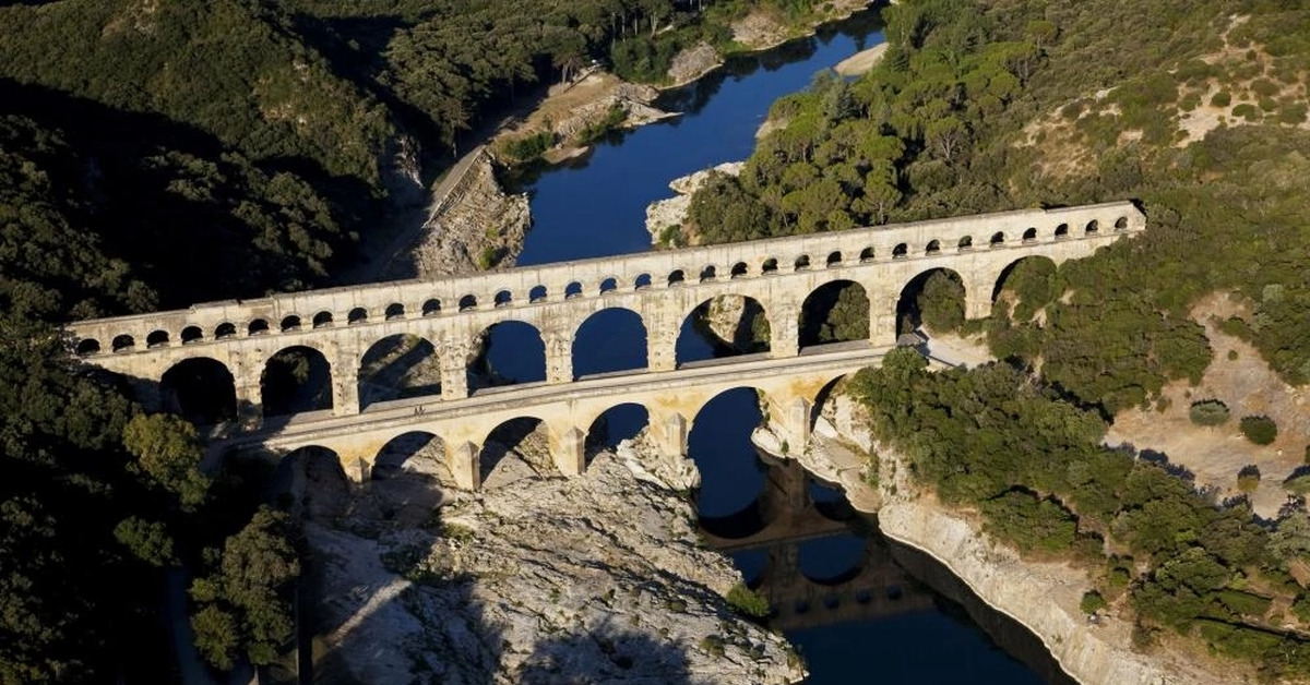 Через какую реку перекинут мост. Пон-дю-гар Франция. Пон-дю-гар во Франции. Римский акведук. Мост Пон дю гар во Франции. Акведук Гардский мост.