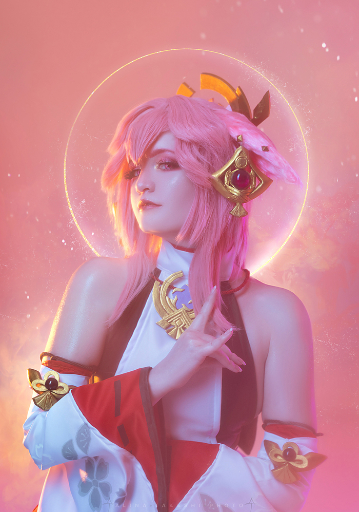 Косплей Яэ Мико из Genshin impact