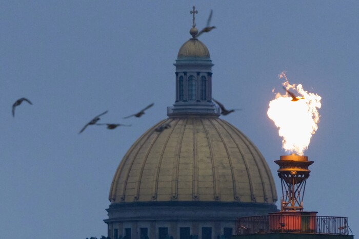 В честь 80-й годовщины прорыва блокады Ленинграда на Ростральных колоннах зажгли факелы18 января