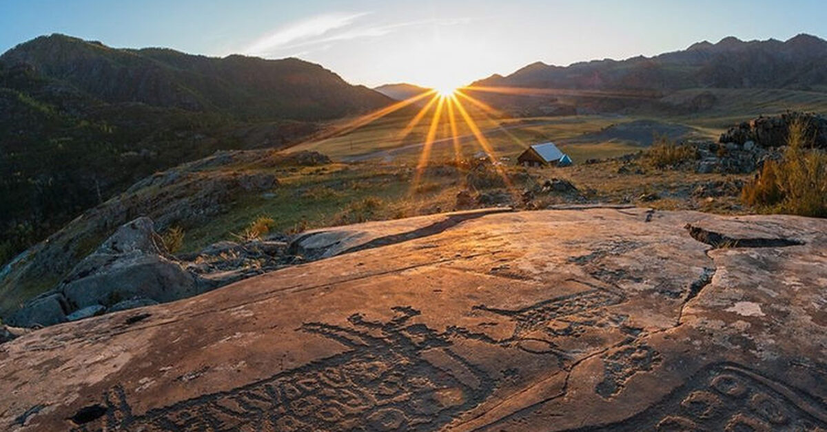 Петроглифы горный алтай фото