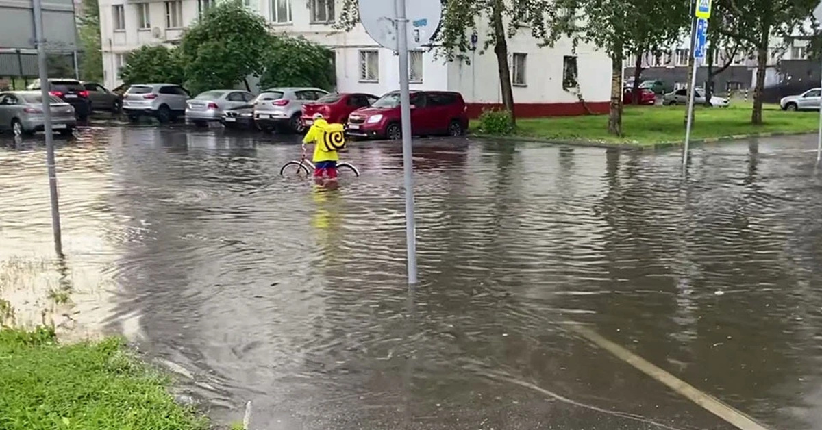 Дождь в дмитровском районе. Москву затопило. Красногорск наводнение. Затопило Дмитровское шоссе. Потоп на Дмитровке.