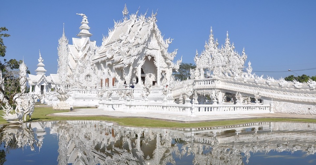 Famous temples. Белый храм Чианг рай. Ват Ронг Кхун Таиланд. Белый храм ват Ронг Кхун Таиланд. Белый храм в городе Чианграй, Таиланд.