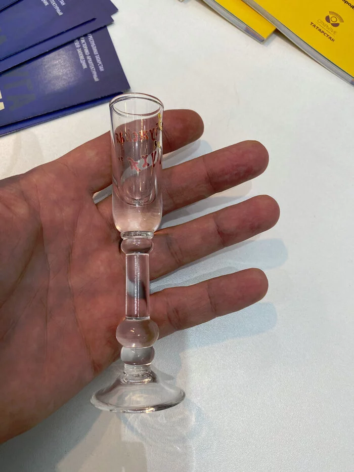 Рассказали версию, откуда пошло выражение Под мухой. Показываю эту самую муху Выставка, Рюмка, Водка, Длиннопост Рассказали версию, откуда пошло выражение Под мухой. Показываю эту самую муху Выставка, Рюмка, Водка, Длиннопост