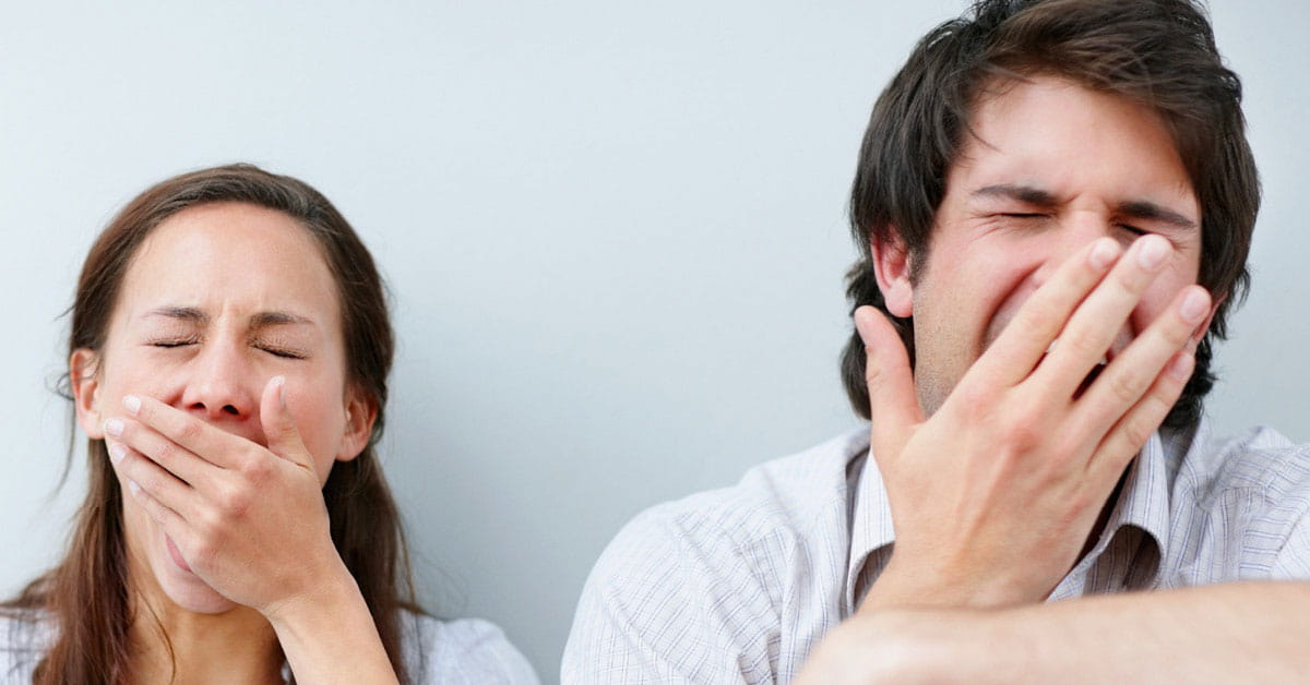 Почему зевают при разговоре. Зевающий человек. Несколько человек зевают. Картинки зевающих людей. Психологическая причина зевоты.