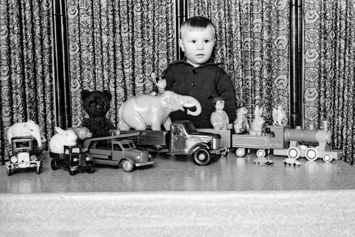 Мальчишка и его игрушки
