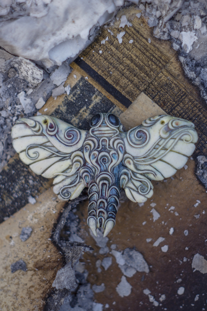 Морозный бражник из полимерной глины