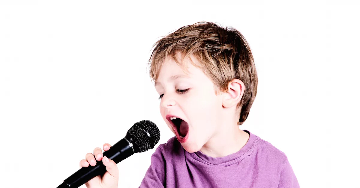 Ребенок вокалист. Малыш с микрофоном. Дети поют. Пение дети. Поет в микрофон.