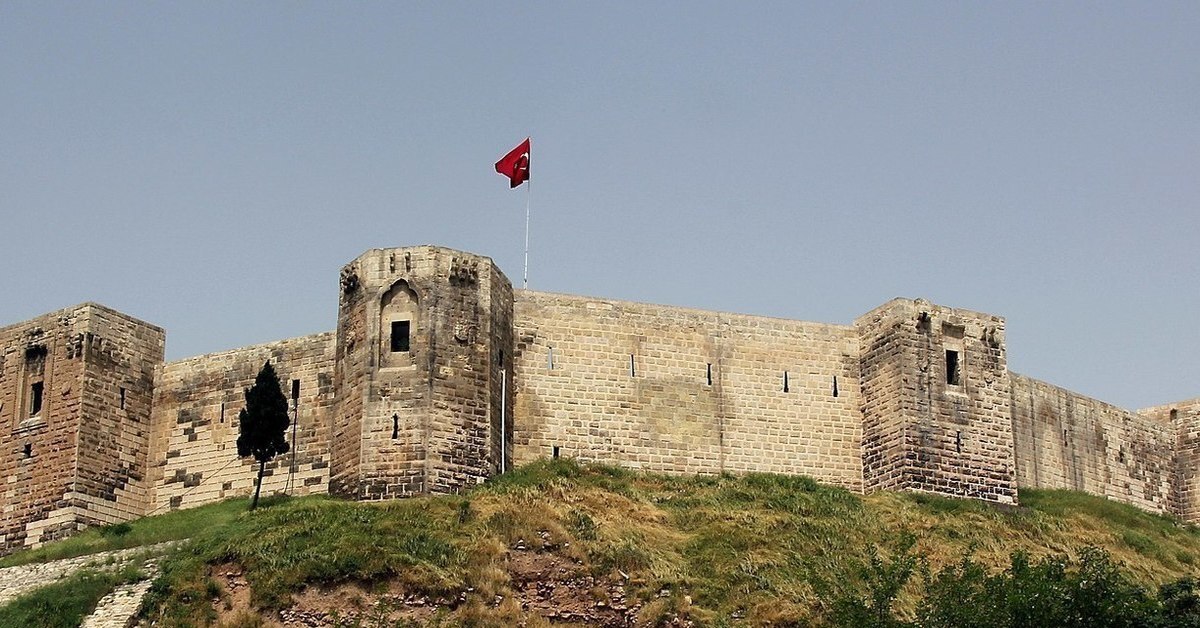 Бастион суоменлинна финляндия. Крепость бахла. Объекты всемирного наследия юнеско в турции. Газиантеп крепость юнеско. Землетрясение в турции историческая крепость газиантепе разрушенная.