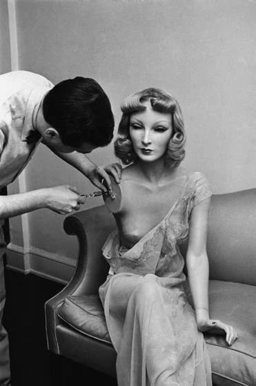 В 1936 году скульптор Лестер Габа создал манекен по образу молодой нью-йоркской девушки Скульптура, Манекен, Девушки, Скульпторы, Женщины, 1930-е, Фотография, Старое фото, Черно-белое фото, Длиннопост