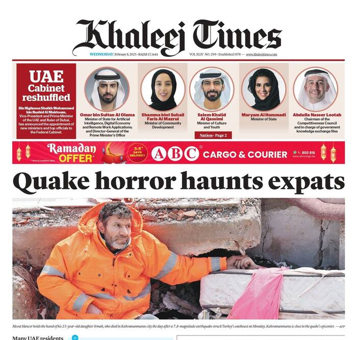 Главная фотография мировых СМИ: Мужчина держит руку 15-летней дочери, погибшей под завалами дома в Турции...