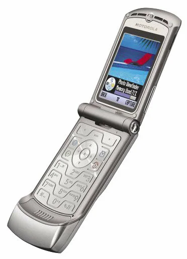 Футуристичный моноблок из 2005. Motorola SLVR L6 Телефон, Мобильные телефоны, Покупка, Моторола, Ништяки, Видео, Вертикальное видео, Длиннопост, Ретротехника