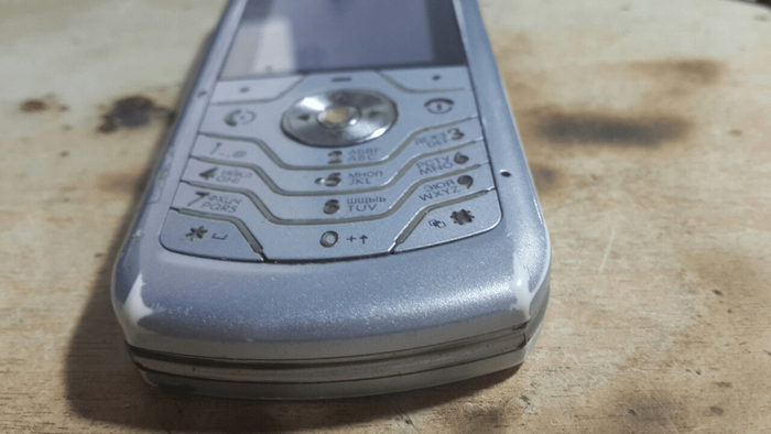 Футуристичный моноблок из 2005. Motorola SLVR L6 Телефон, Мобильные телефоны, Покупка, Моторола, Ништяки, Видео, Вертикальное видео, Длиннопост, Ретротехника