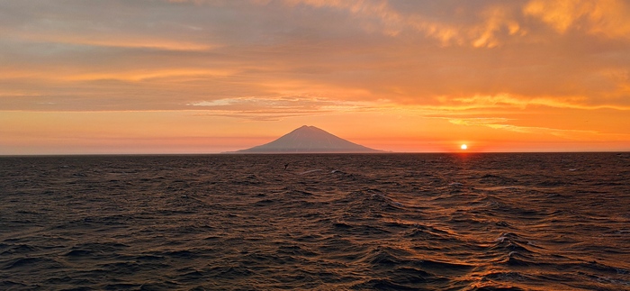 Рассвет на фоне вулкана в Охотском море, недалеко от Камчатки