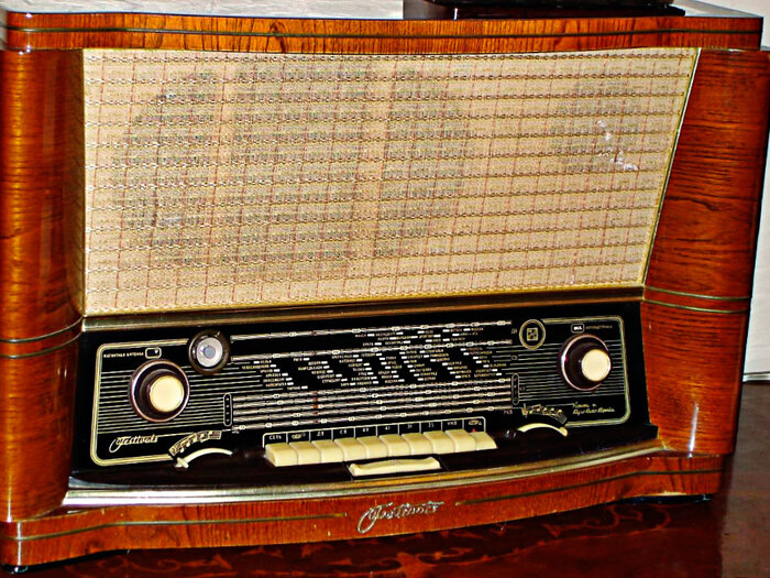 Пришлось сегодня протереть подобный радиоприемник, ведь сегодня Всемирный день радио