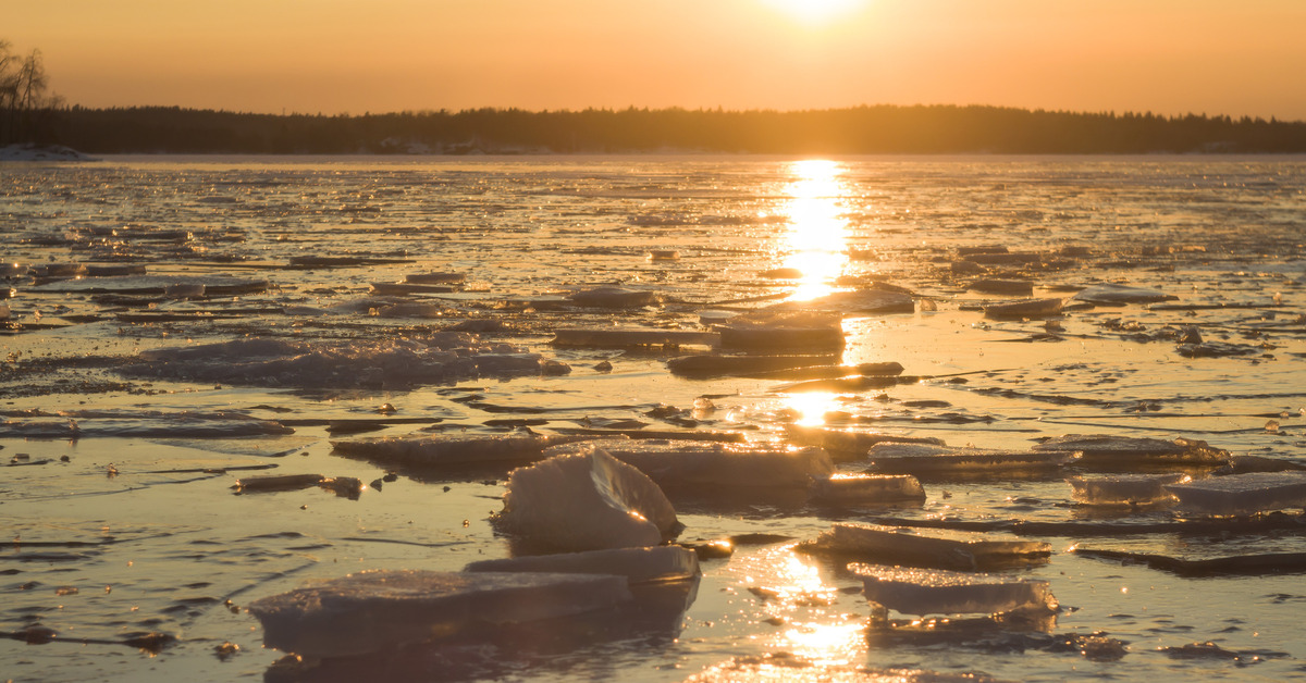 Лед на ладожском озере. Озеро гнилое Карелия. Ладожское озеро зимой. Ладожское озеро в феврале.