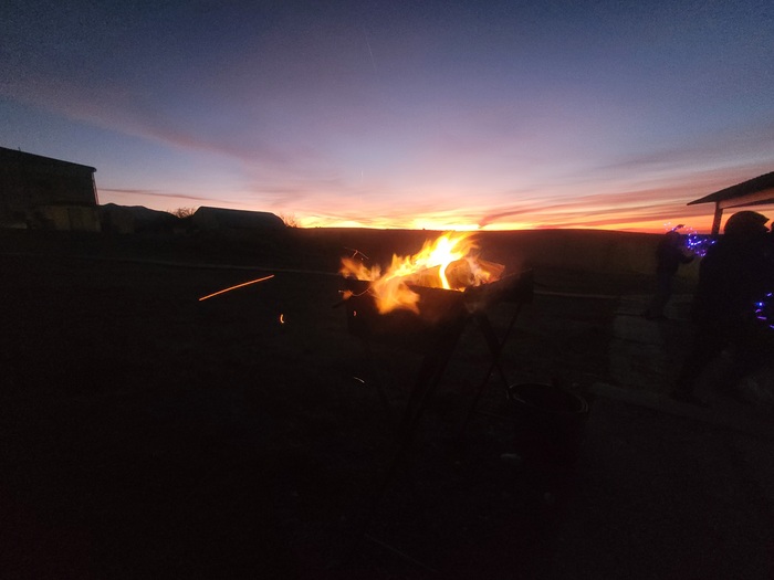 Крым. Чатырдаг. Костёр на закате