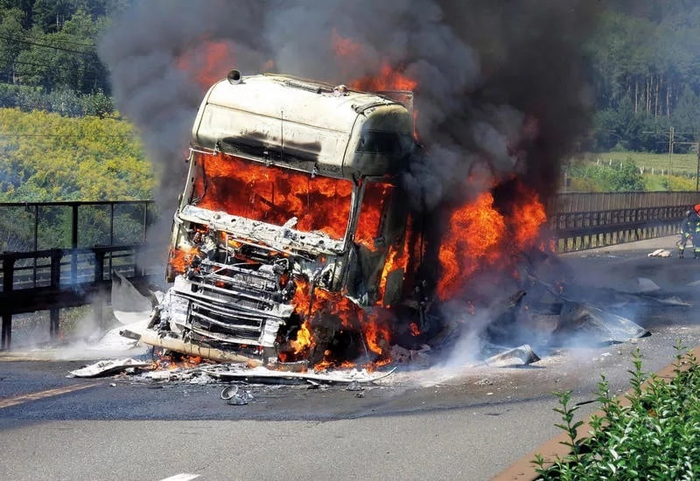 За какое время сгорает фура?