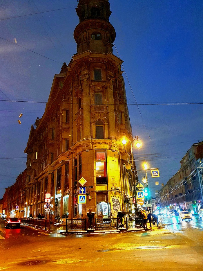 В Ленинграде - городе у пяти углов...