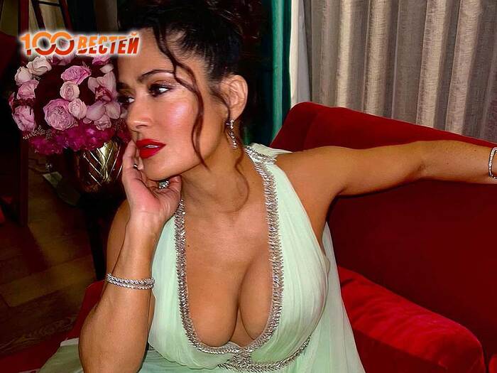 Сальма Хайек со своим декольте