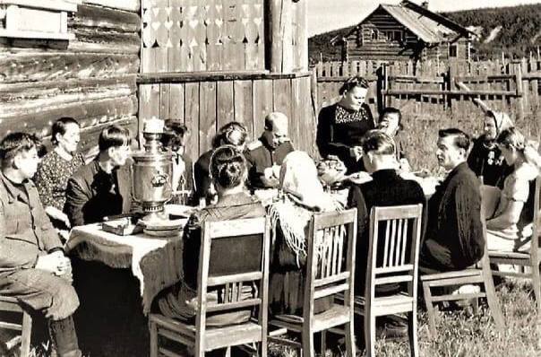 Кому из вас знакомо такое летнее чаепитие?)