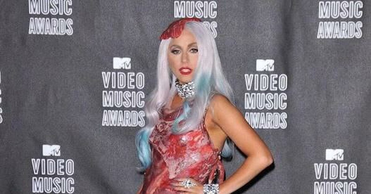 Мясной леди гага. Леди Гага 2010 платье из мяса. Мясное платье леди Гаги. Леди Гага наряд из мяса. Платье из говядины леди Гага.
