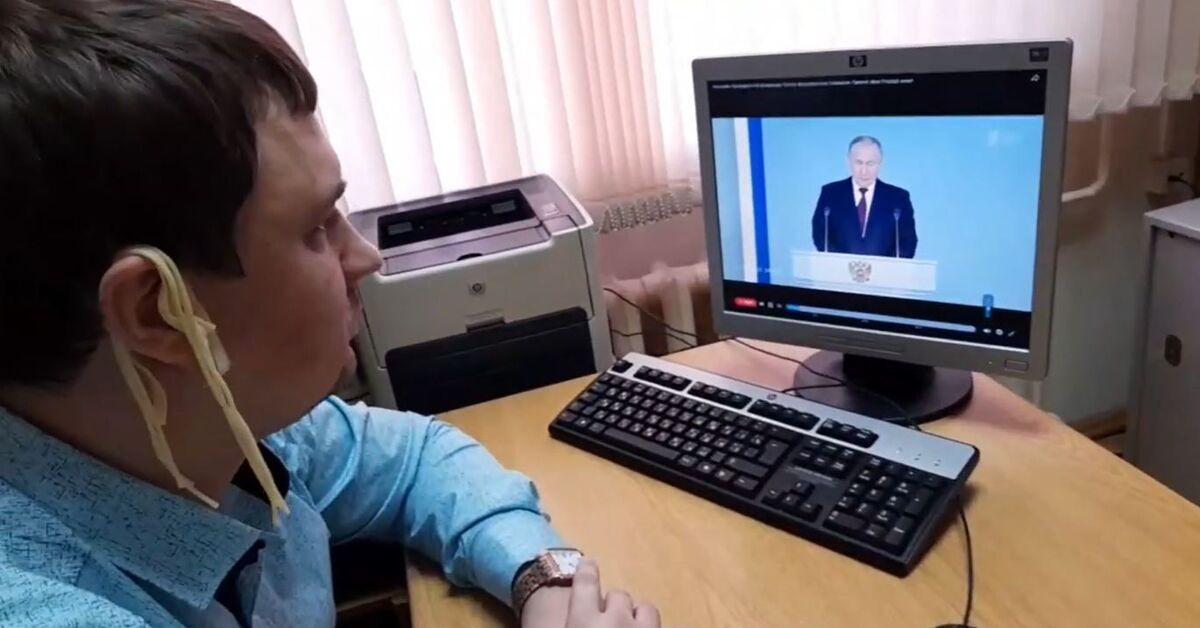 Видео где террорист ест свое ухо крокус. Самарский депутат Абдалкин. Абдалкин с лапшой. Депутат с лапшой на ушах.