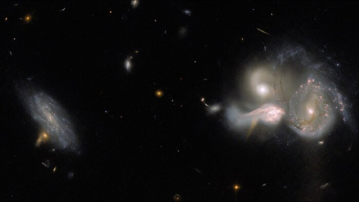 Просто красивая фотка орбитального телескопа Хаббл. Группа гравитационно связанных галактик в 1 млрд. св. годах от нас