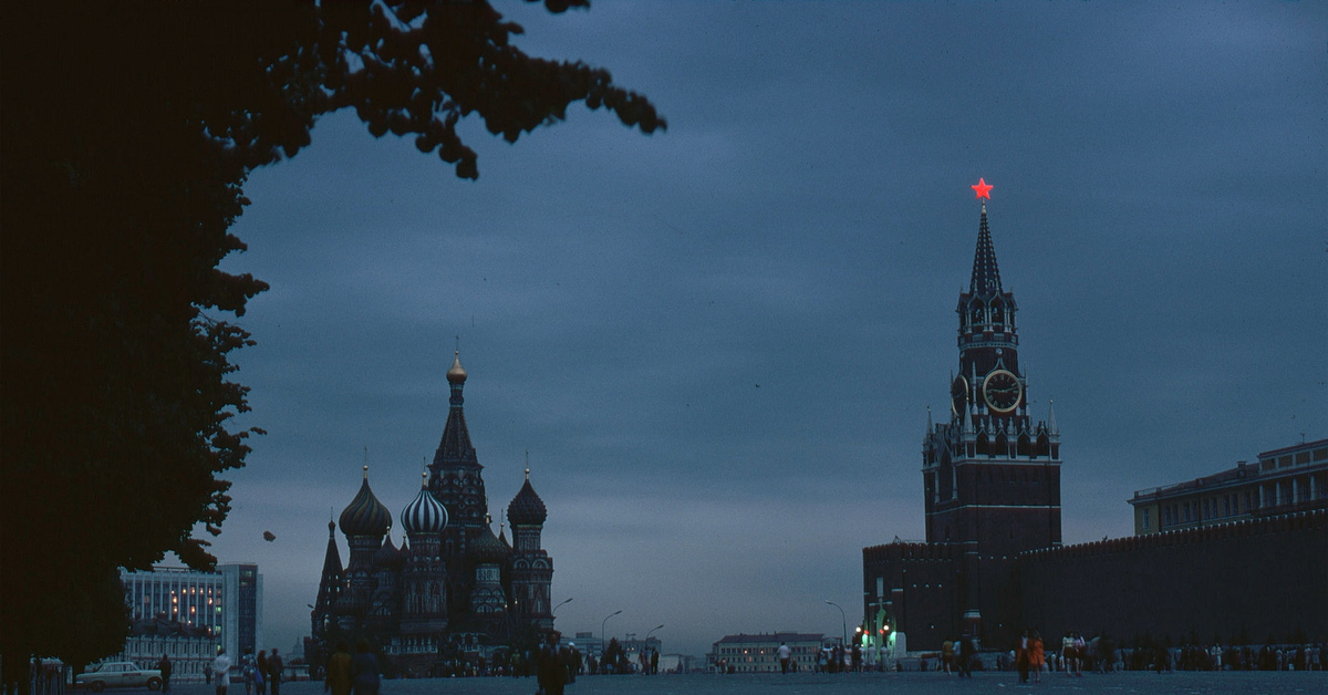 Про москву едет. Красная площадь Москва 1990. Вечерняя Москва 1960. Красная площадь 1990 Эстетика.