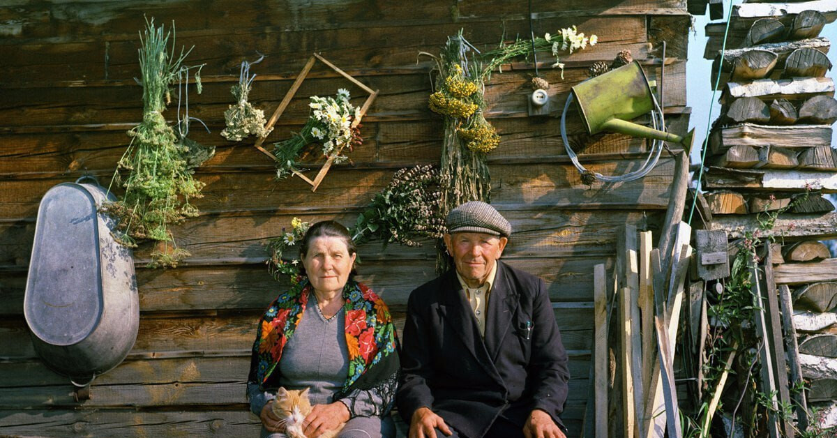 Забытые родители. Бабка и дед из деревни. Бабушка с дедушкой село. Русская деревня фото. Бабушка в деревне фильм.