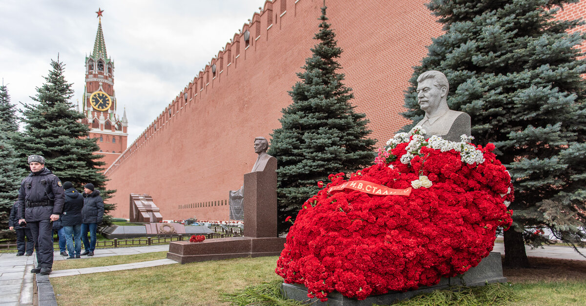 День рождения сталина. Бюст Сталина на красной площади. Две гвоздики для товарища Сталина 2020. Могила Сталина 2020. Цветы на могиле Сталина 2019.