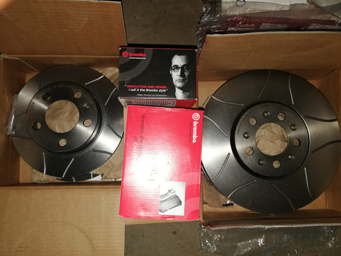 Чья это фотография на упаковке тормозных дисков brembo?