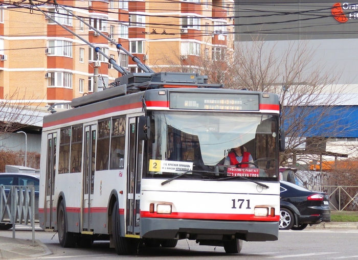 Удивительный торт-троллейбус, точная копия реального Краснодарского троллейбуса!