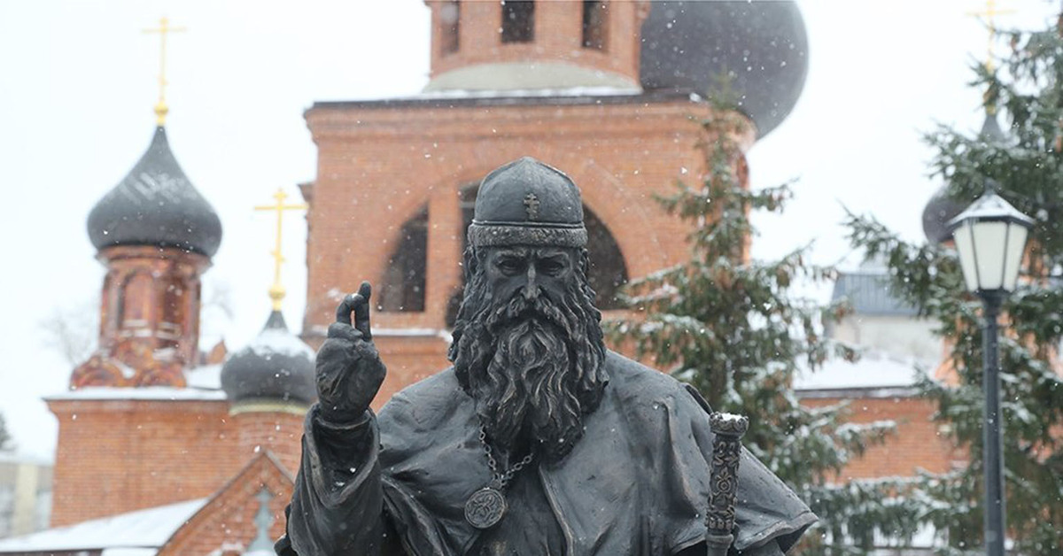 Какой памятник создал митрополит. Памятник митрополиту Андриану Казань. Памятник митрополиту Адриану. Памятник старообрядцам Казань. Казань староверческая Церковь памятник.