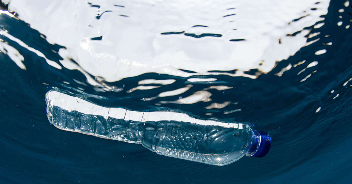 Пластик в воде. Пластиковая бутылка для воды. Пластиковые бутылки в океане. Бутылки пластиковые плавают в море.