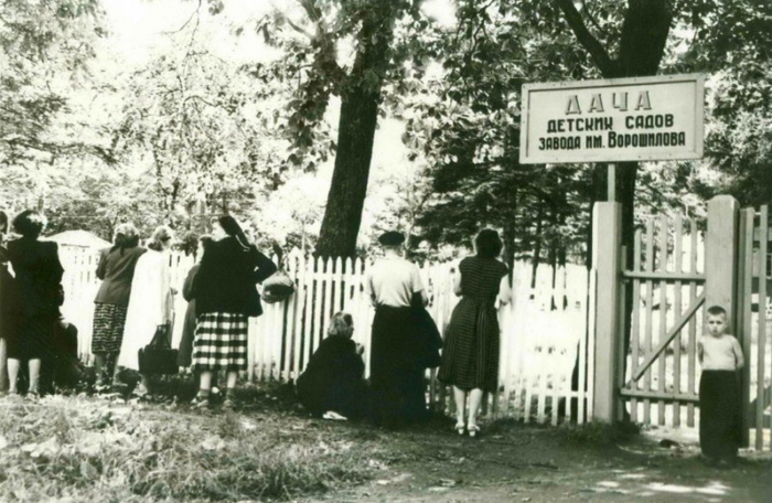 В советское время при большинстве детских садов существовали "летние дачи"